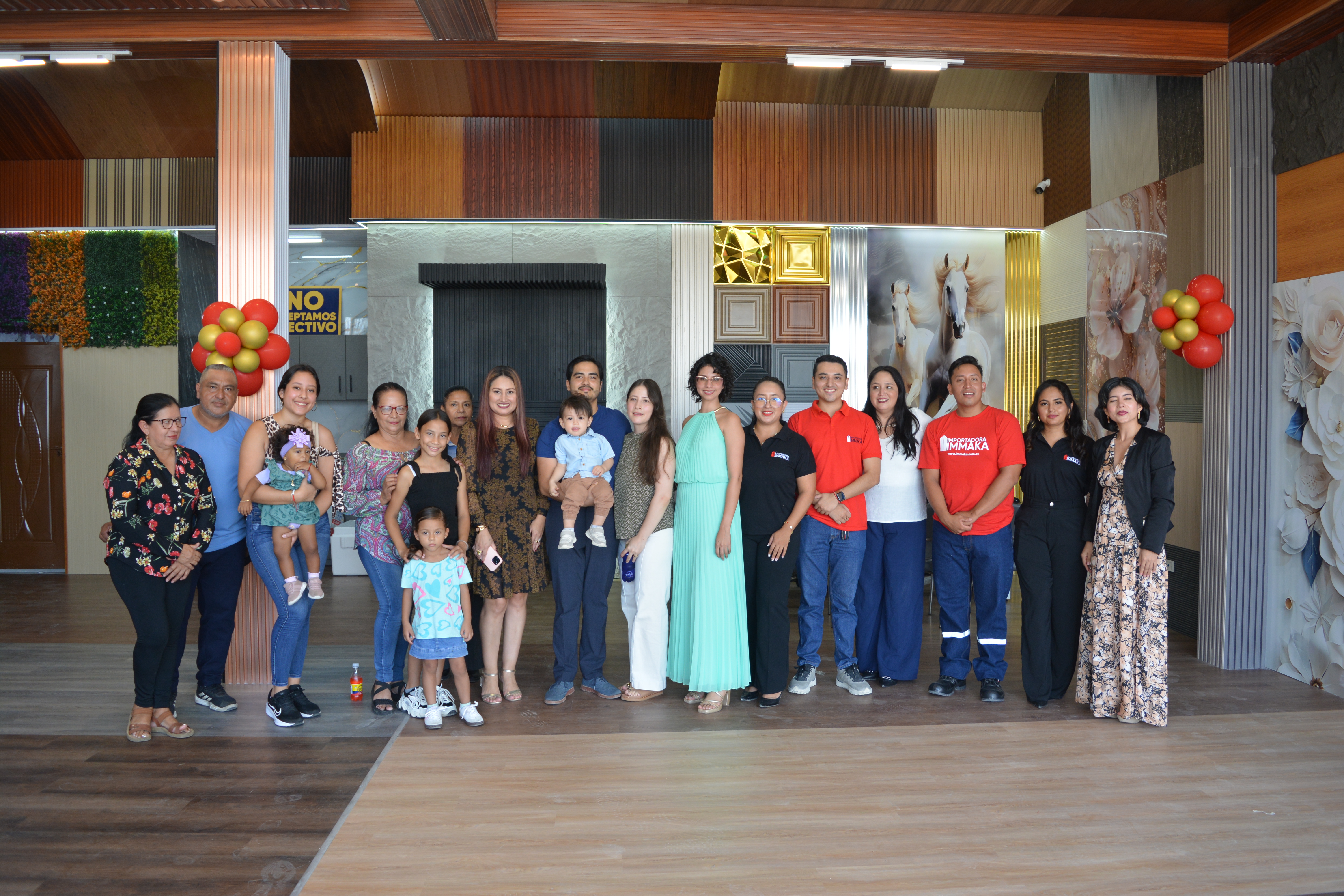 Equipo e invitados en la inauguración de la nueva agencia Immaka Santo Domingo
